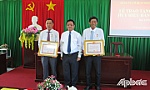 Huyện Châu Thành: Đồng chí Trần Hữu Phong và Nguyễn Văn Trầm nhận Huy hiệu 30 năm tuổi Đảng