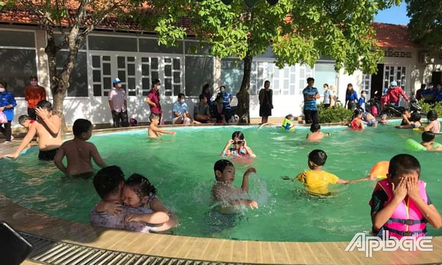 Trẻ em tham gia học bơi tại các hồ bơi trên địa bàn TP. Mỹ Tho.