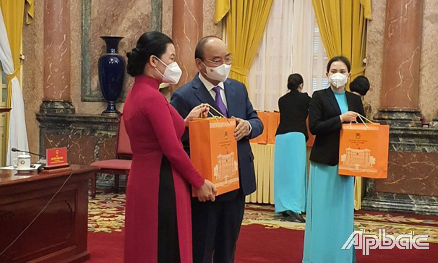 Chủ tịch nước Nguyễn Xuân Phúc tặng quà lưu niệm cho BS Mai Nhiên.