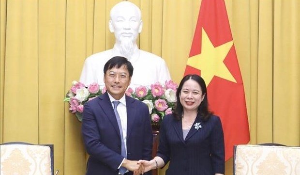 Vice President Vo Thi Anh Xuan (R) and President and CEO of the AIA Group Lee Yuan Siong at the meeting in Hanoi on August 1. (Photo: VNA).