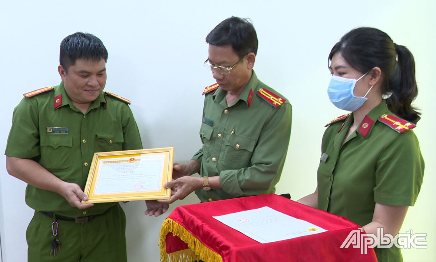 Trao giấy khen của Giám đốc Công an tỉnh Tiền Giang tặng Thiếu tá Nguyễn Trường Giang. 