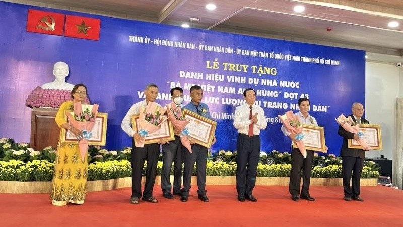 Ho Chi Minh City Party Secretary Nguyen Van Nen presents the 