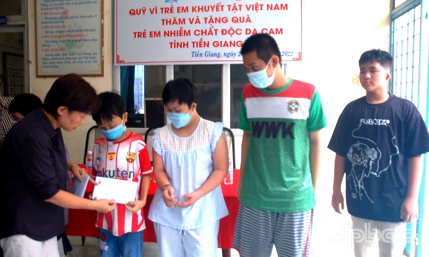 Bà Phạm Thị Chính, Giám đốc Quỹ Vì trẻ em khuyết tật Việt Nam  thăm hỏi, tặng quà cho trẻ em bị nhiễm chất độc da cam ở Tiền Giang.
