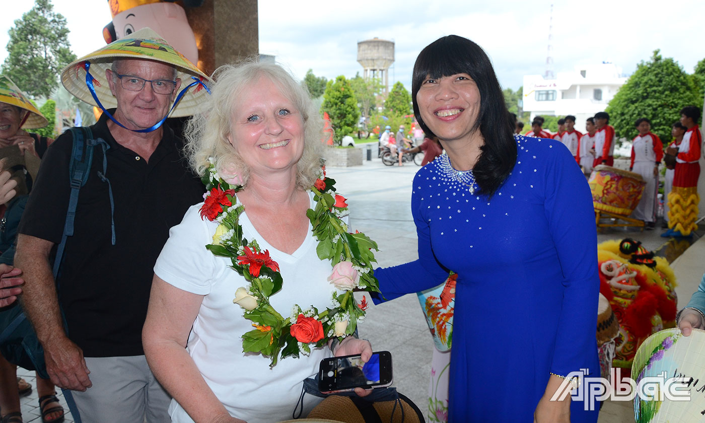 Phó Chủ tịch UBND TP. Mỹ Tho Lê Thị Bé Phượng tặng vòng hoa cho du khách.