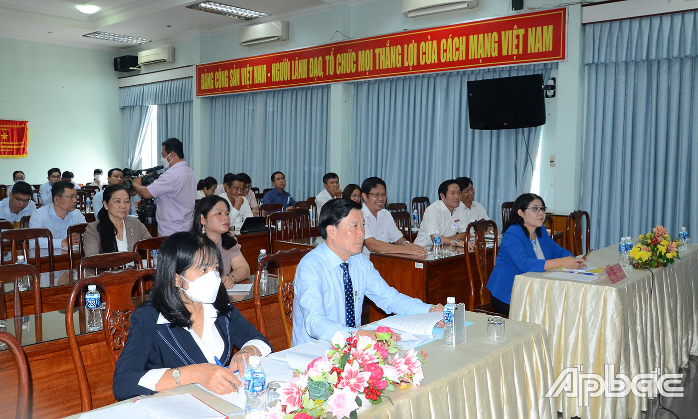 NHNN tỉnh Tiền Giang và các ngân hàng tham dự sự kiện Chuyển đổi số trong ngành ngân hàng tại điểm cầu Tiền Giang.
