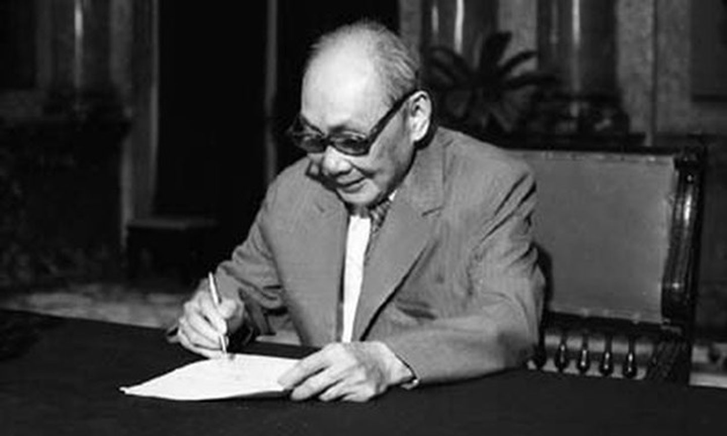 Đồng chí Võ Chí Công ký lệnh công bố Hiến pháp nước Cộng hòa Xã hội Chủ nghĩa Việt Nam năm 1992, ngày 13-4-1992 tại Phủ Chủ tịch.