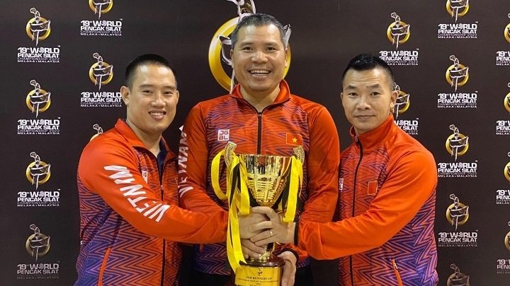 The Vietnamese team take a souvenir trophy for their overall third-place finish at the 2022 World Pencak Silat Championship. (Photo: Webthethao).