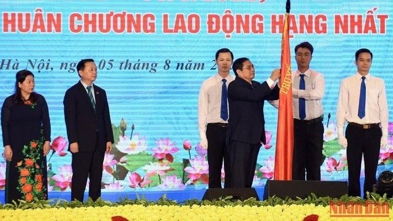Prime Minister Pham Minh Chinh presents the Ministry of Environment and Natural Resources (MoNRE) with a first-class Labour Order. (Photo: NDO/Tran Hai).
