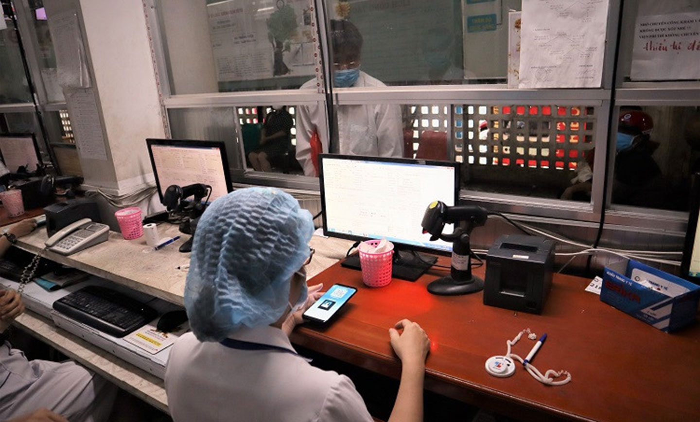 Nhân viên Bệnh viện đa khoa trung tâm Tiền Giang quét mã QR code hình ảnh thẻ BHYT trên ứng dụng VssID cho người đi KCB BHYT.