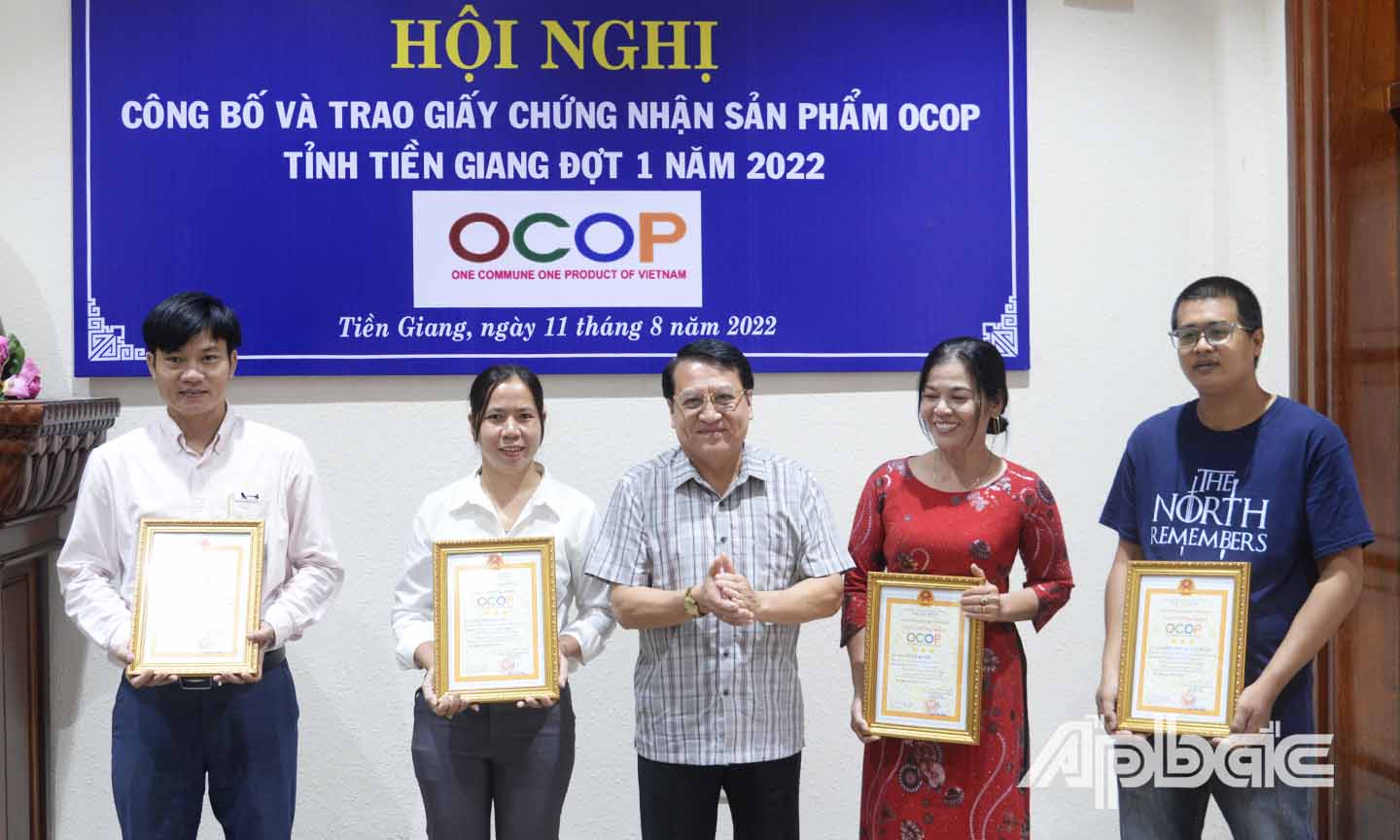 Đồng chí Phạm Văn Trọng trao giấy chứng nhận cho các chủ thể sản xuất có sản phẩm được phân hạng OCOP.