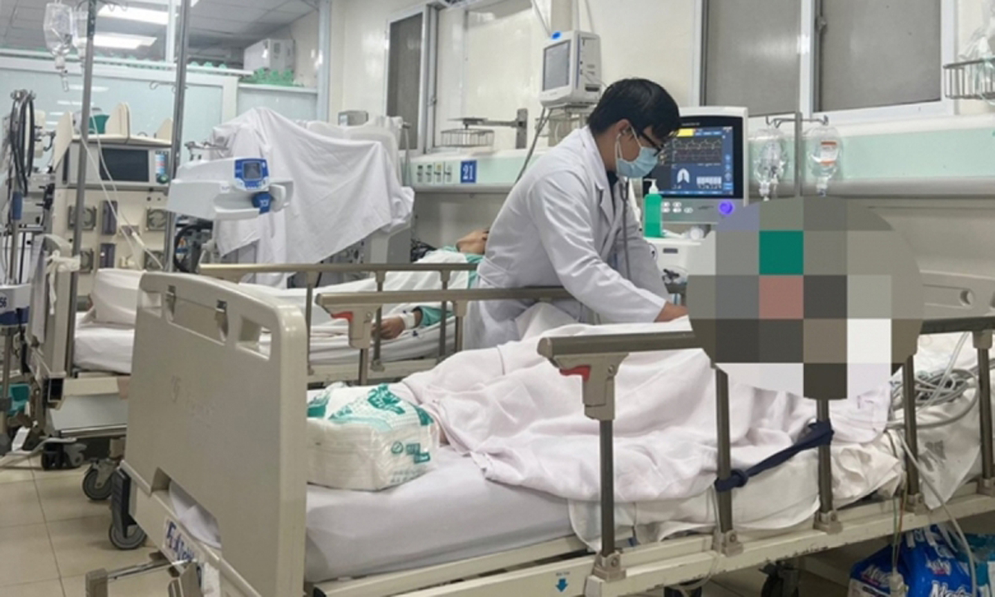 Các bác sĩ đang điều trị tích cực cho bệnh nhân bị ngộ độc rượu tại TP Hồ Chí Minh. (Ảnh: BVCC)