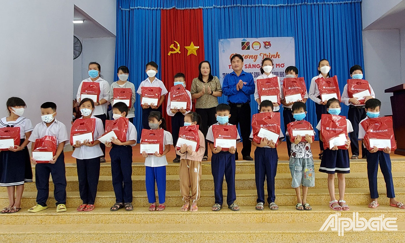 Học sinh khó khăn trên địa bàn huyện Gò Công Đông, tỉnh Tiền Giang nhận học bổng từ Chương trình 