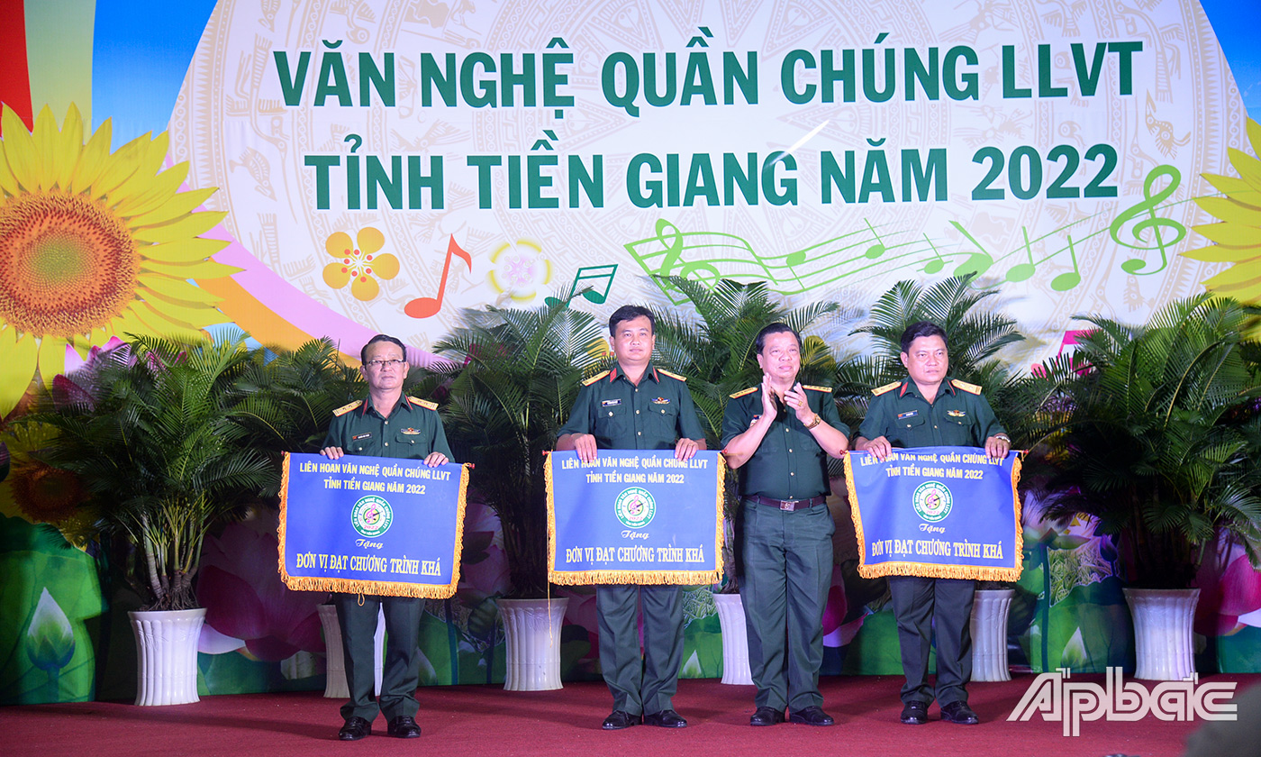 Đại tá Huỳnh Ngọc Huệ, Phó Chính ủy Bộ CHQS tỉnh Tiền Giang trao cờ cho các đơn vị dạt giải Chương trình khá