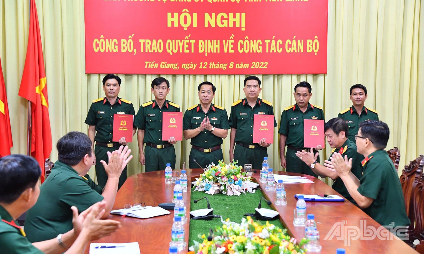 Đại tá Mai Văn Hòa trao quyết định cho cán bộ.