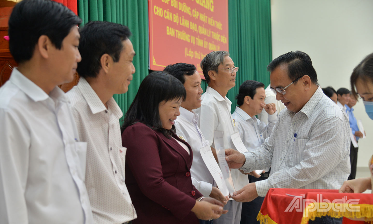 Đồng chí Võ Văn Bình trao Giấy chứng nhận cho các đồng chí tham gia lớp bồi dưỡng.