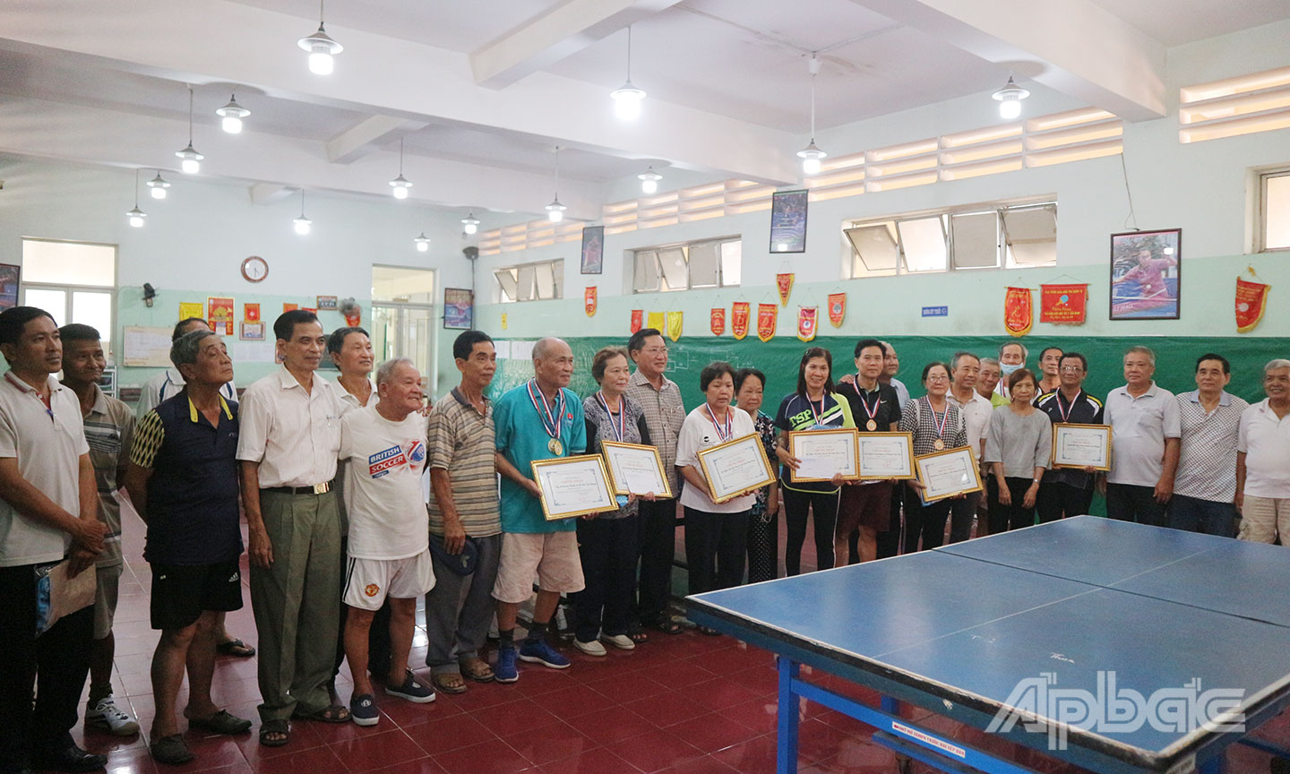 Khen thưởng các hội viên CLB Hưu trí tỉnh Tiền Giang thi đấu xuất sắc tại Giải bóng bàn năm 2022 do CLB tổ chức.