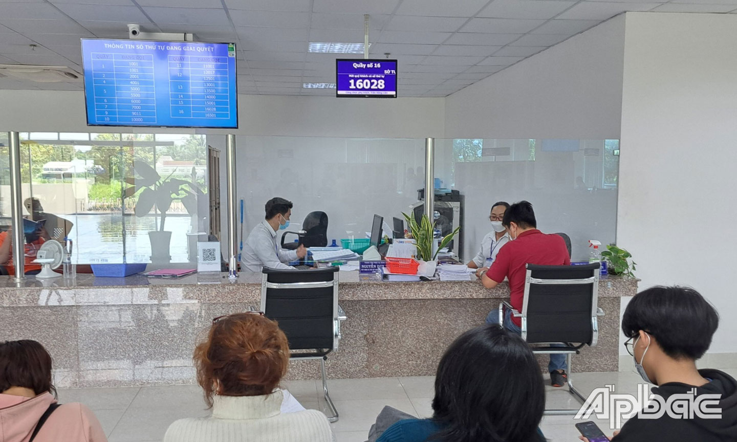 Công chức tiếp công dân giải quyết thủ tục hành chính tại Trung tâm  Hành chính công tỉnh Tiền Giang.
