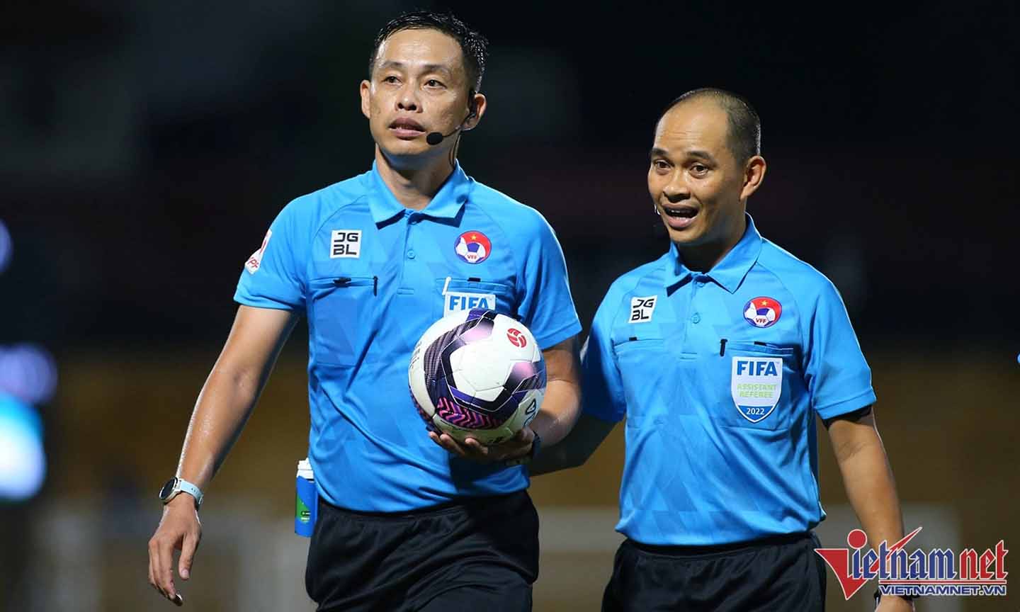 Trọng tài Ngô Duy Lân (trái) bị treo còi ở vòng 13 V-League. Ảnh: Vietnamnet.vn