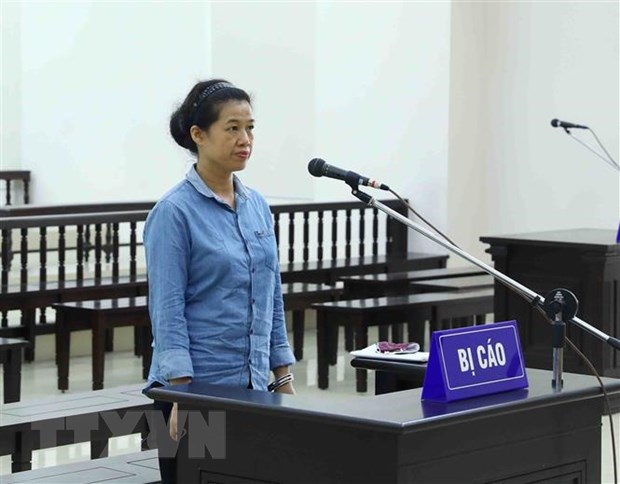 Bị cáo Nguyễn Thị Tâm khai báo trước tòa. (Ảnh: Phạm Kiên/TTXVN)