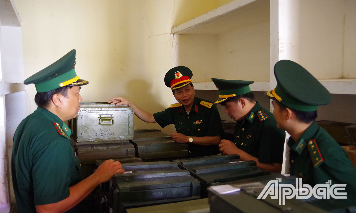 Đoàn kiểm tra thực tế tại kho vũ khí, trang bị của Bộ Chỉ huy BĐBP tỉnh Tiền Giang.
