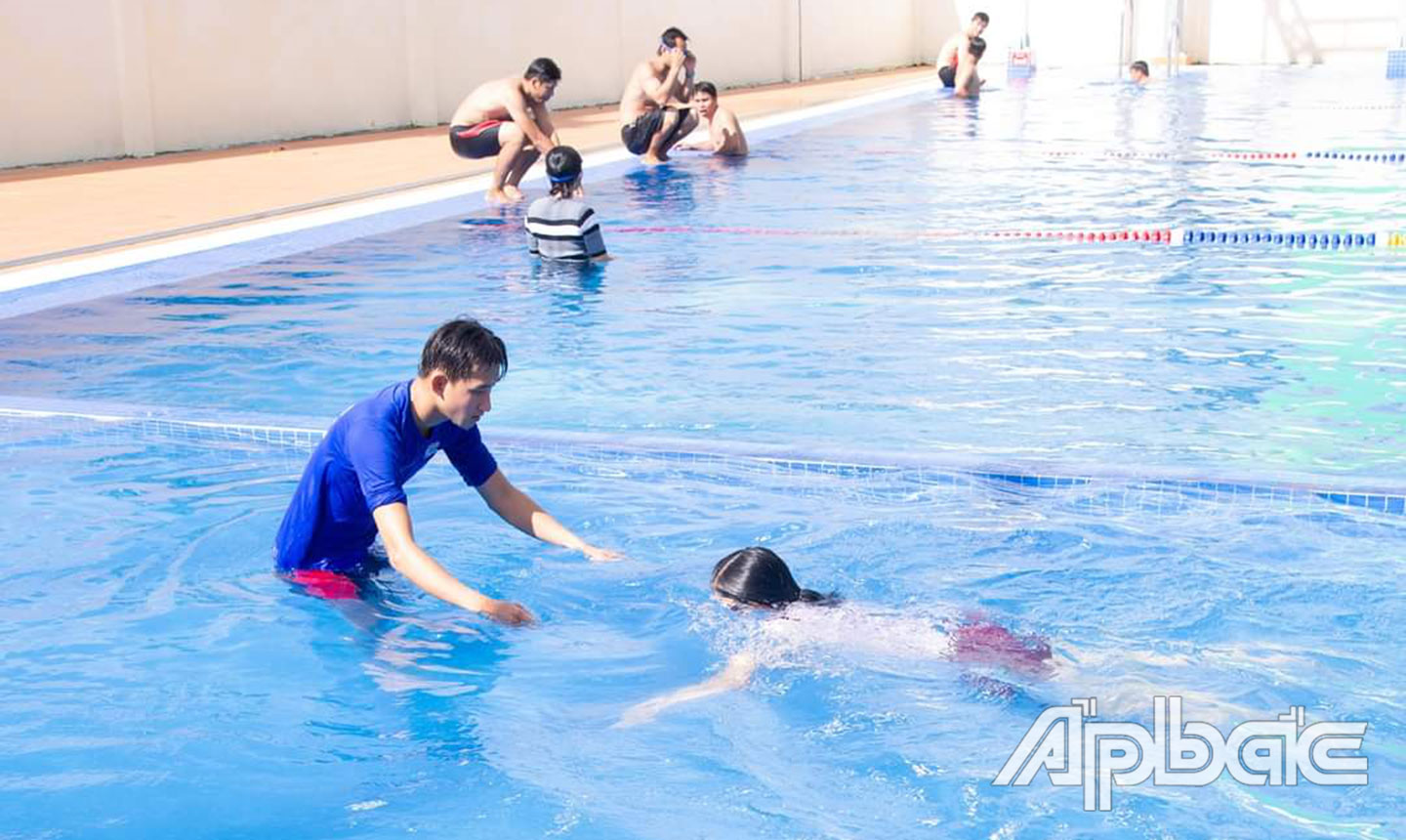 Trẻ học bơi tại hồ bơi Trung tâm Văn hóa - Thể thao và Truyền thanh huyện Chợ Gạo. Ảnh: NGỌC XUYÊN