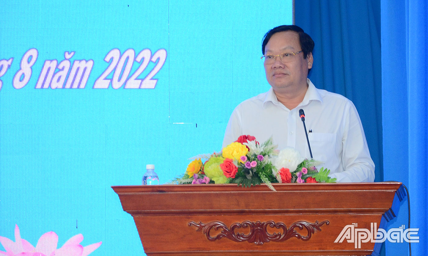 Phó Chủ tịch HĐND tỉnh Nguyễn Hữu Lợi phát biểu tại hội nghị.
