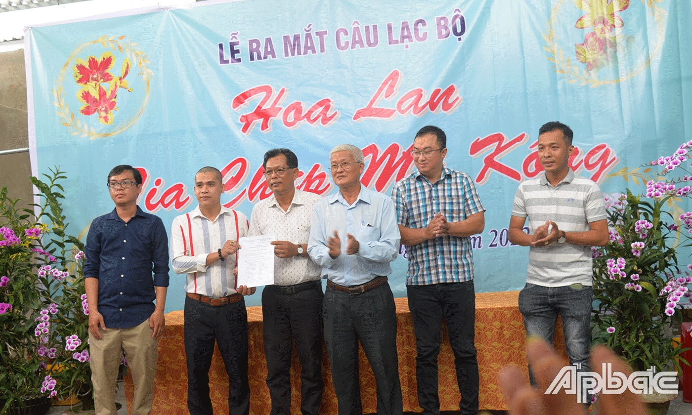 Chủ tịch Hội Sinh vật cảnh tỉnh Phạm Văn Chính trao quyết định thành lập CLB.