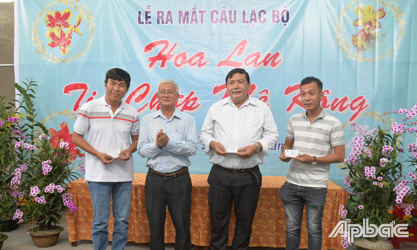 Chủ tịch Hội Sinh vật cảnh tỉnh Phạm Văn Chính trao trao thẻ hội viên cho các thành viên CLB.
