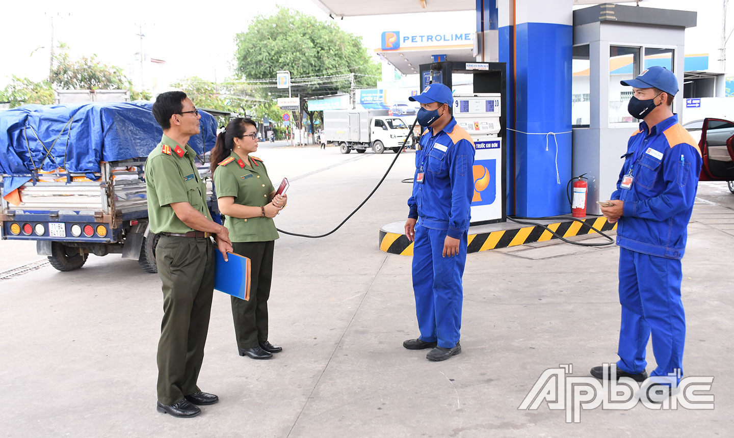 Lực lượng an ninh kinh tế kiểm tra tại Công ty xăng dầu Petrolimex