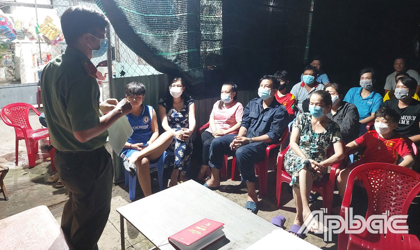 Công an huyện Châu Thành tuyên truyền về Phong trào đến nhà trọ Khu công nghiệp Tân Hương.