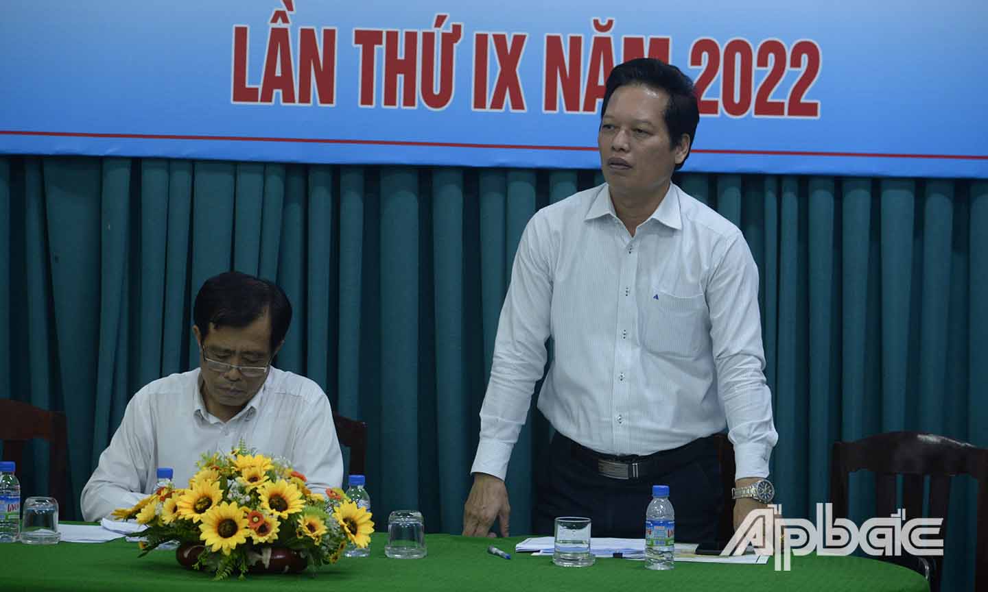 Đồng chí Nguyễn Thành Diệu phát biểu tại cuộc họp rút kinh nghiệm sau buổi biễu diễn báo cáo.