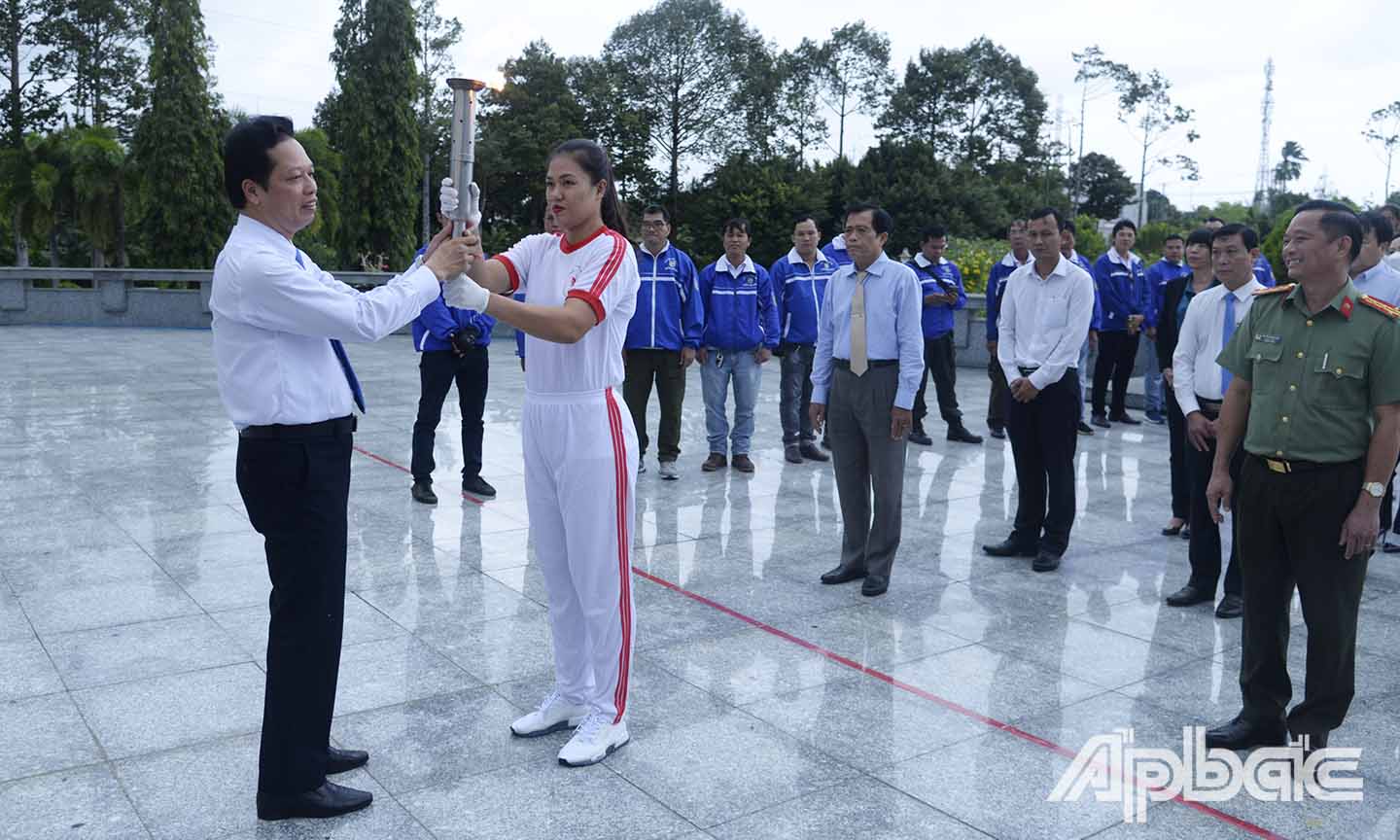 Ngọn đuốc truyền thống được đồng chí Nguyễn Thành Diệu thắp lên từ Đài tưởng niệm các anh hùng liệt sĩ trao cho các VĐV tiêu biểu của tỉnh Tiền Giang.