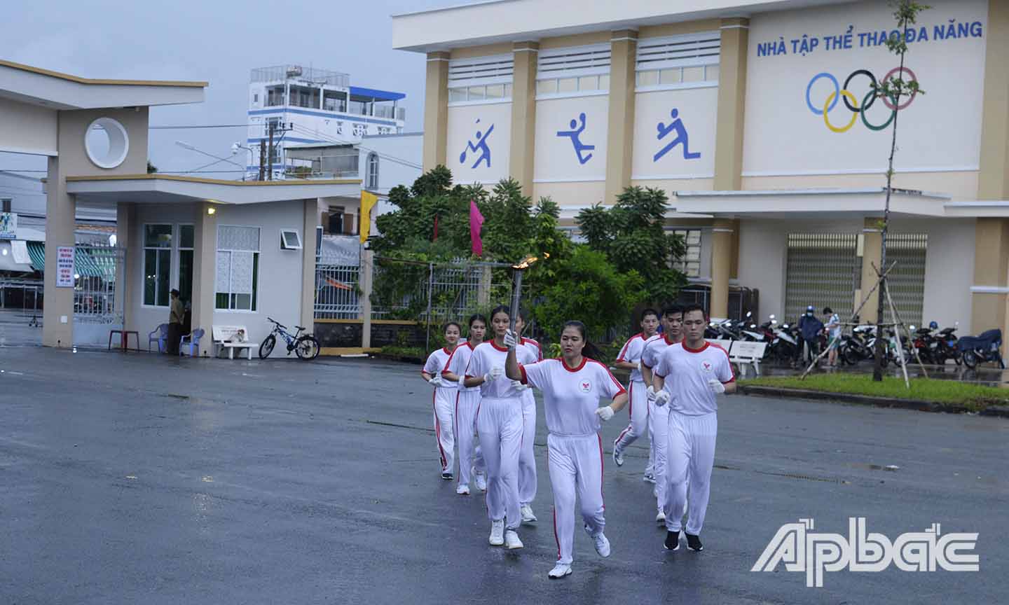 Các VĐV tiêu biểu của Tiền Giang đưa ngọn đuốc về Trung tâm Đào tạo - Huấn luyện - Thi đấu TDTT tỉnh.