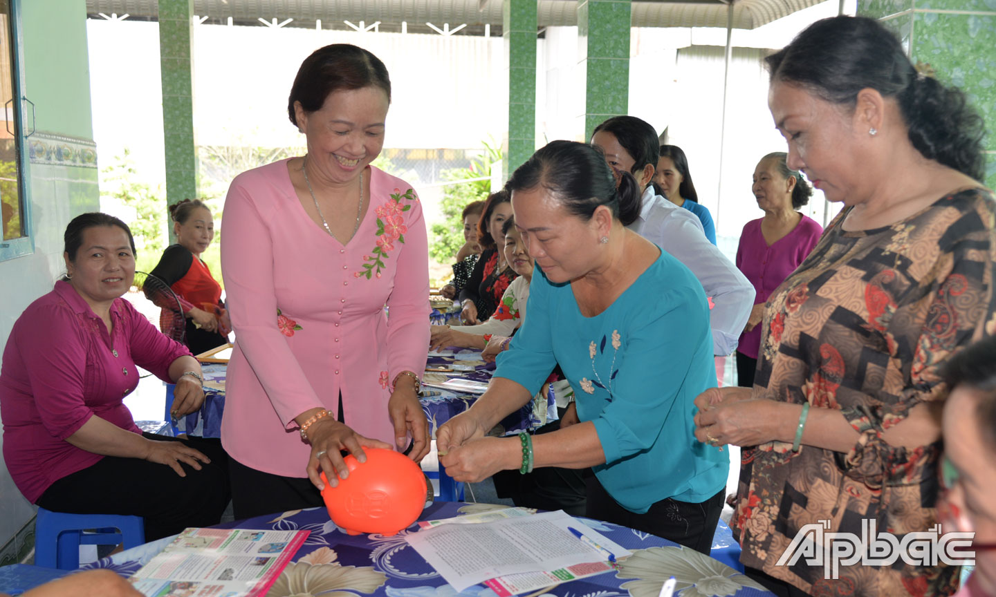 Phụ nữ huyện Cái Bè tiết kiệm nuôi heo đất hỗ trợ phụ nữ khó khăn.