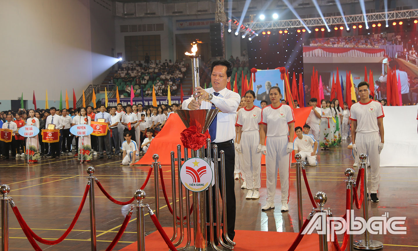 Đồng chí Nguyễn Thành Diệu thực hiện nghi thức thắp sáng Đại hội.