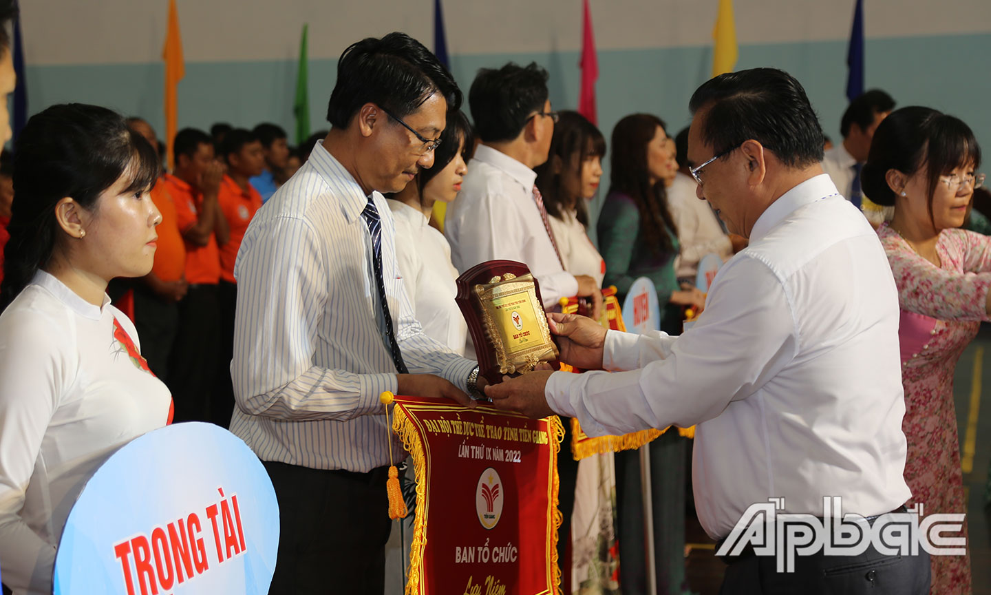 Đồng chí Võ Văn Bình trao cờ lưu niệm cho các Đoàn.