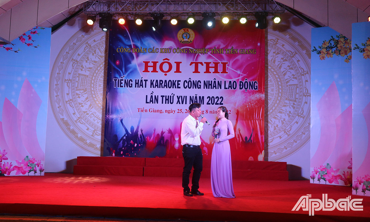 Công nhân lao động tham gia Hội thi Tiếng hát karaoke, với tiết mục song ca nhạc