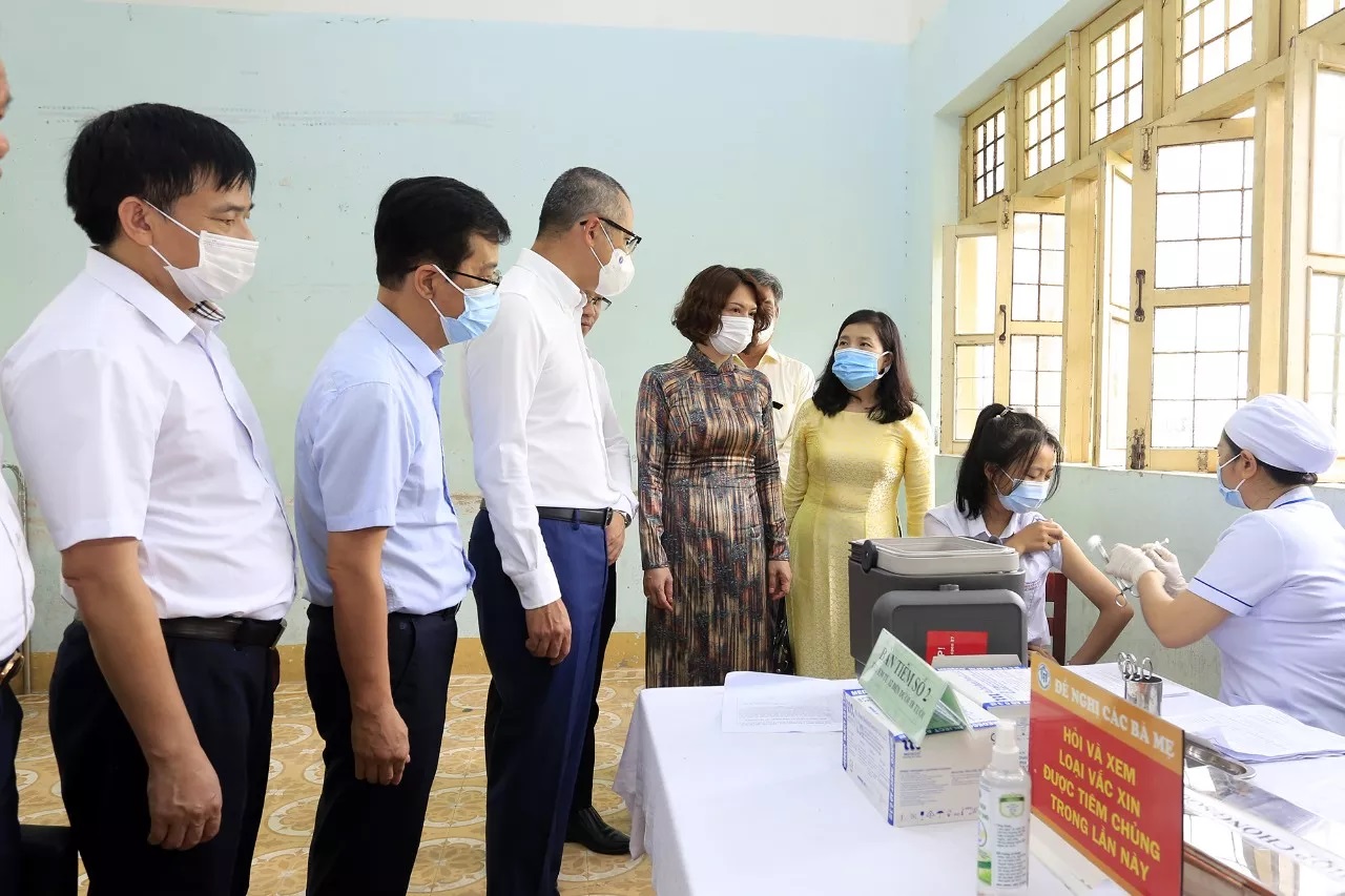 Lãnh đạo Bộ Y tế và Lãnh đạo tỉnh Phú Yên theo dõi việc tiêm vaccine phòng COVID-19 cho trẻ tại một bàn tiêmẢnh: Tuấn Anh