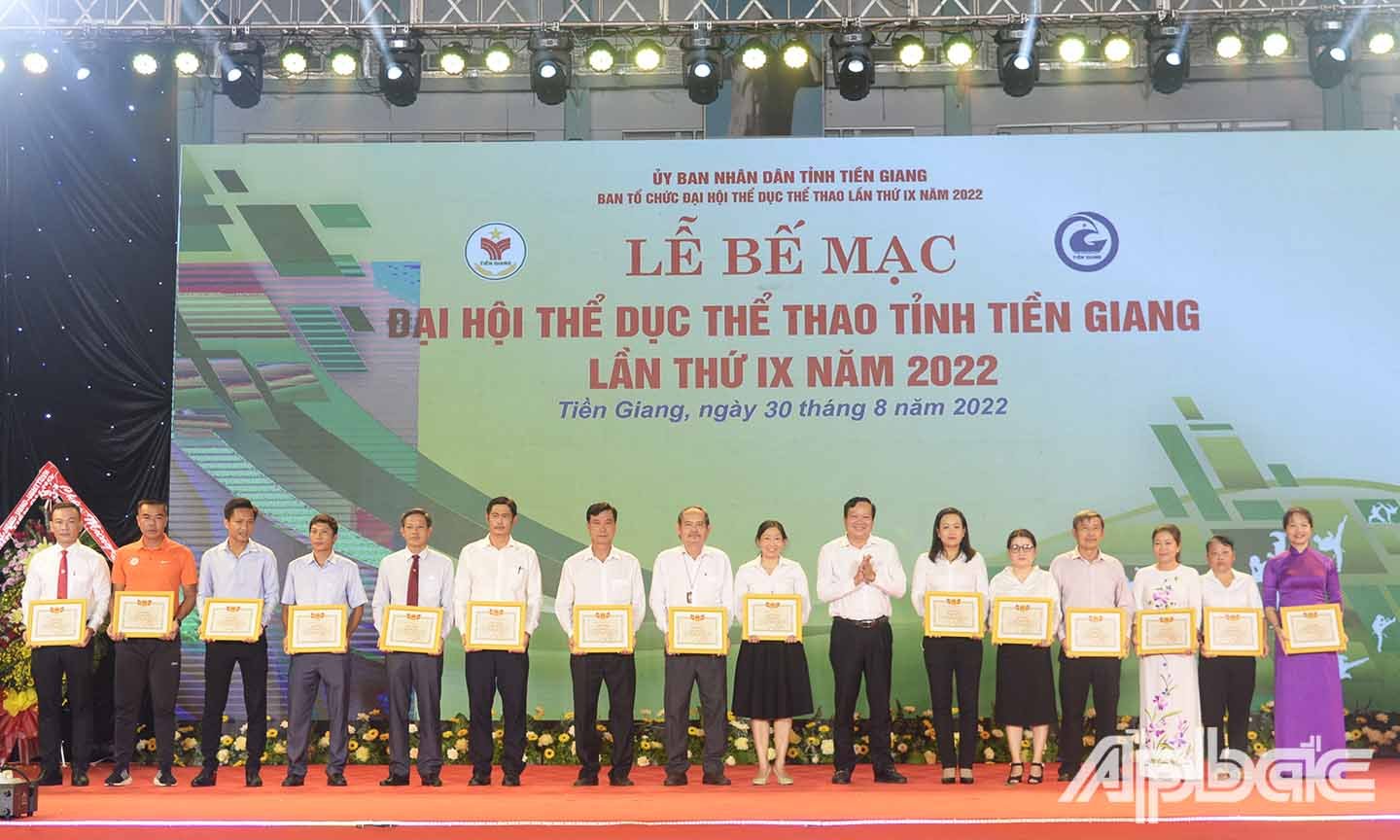 Đồng chí Nguyễn Hữu Lợi trao Bằng khen cho các cá nhân có thành tích đóng góp cho sự thành công của Đại hội 