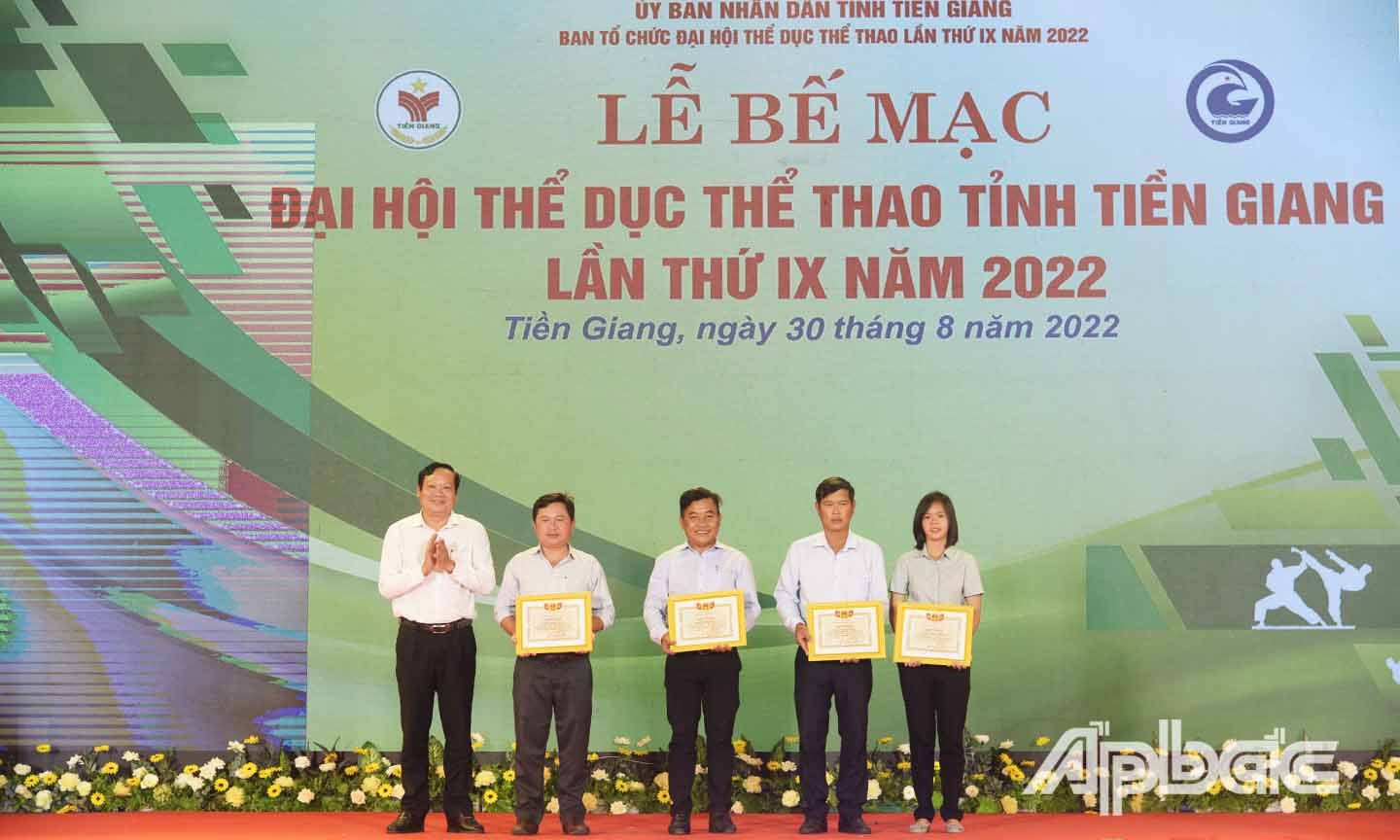 Ban Tổ chức trao Giấy khen cho các tập thể, cá nhân có thành tích tốt trong công tác tổ chức Đasị hội TDTT tỉnh Tiền Giang lần thứ IX năm 2022