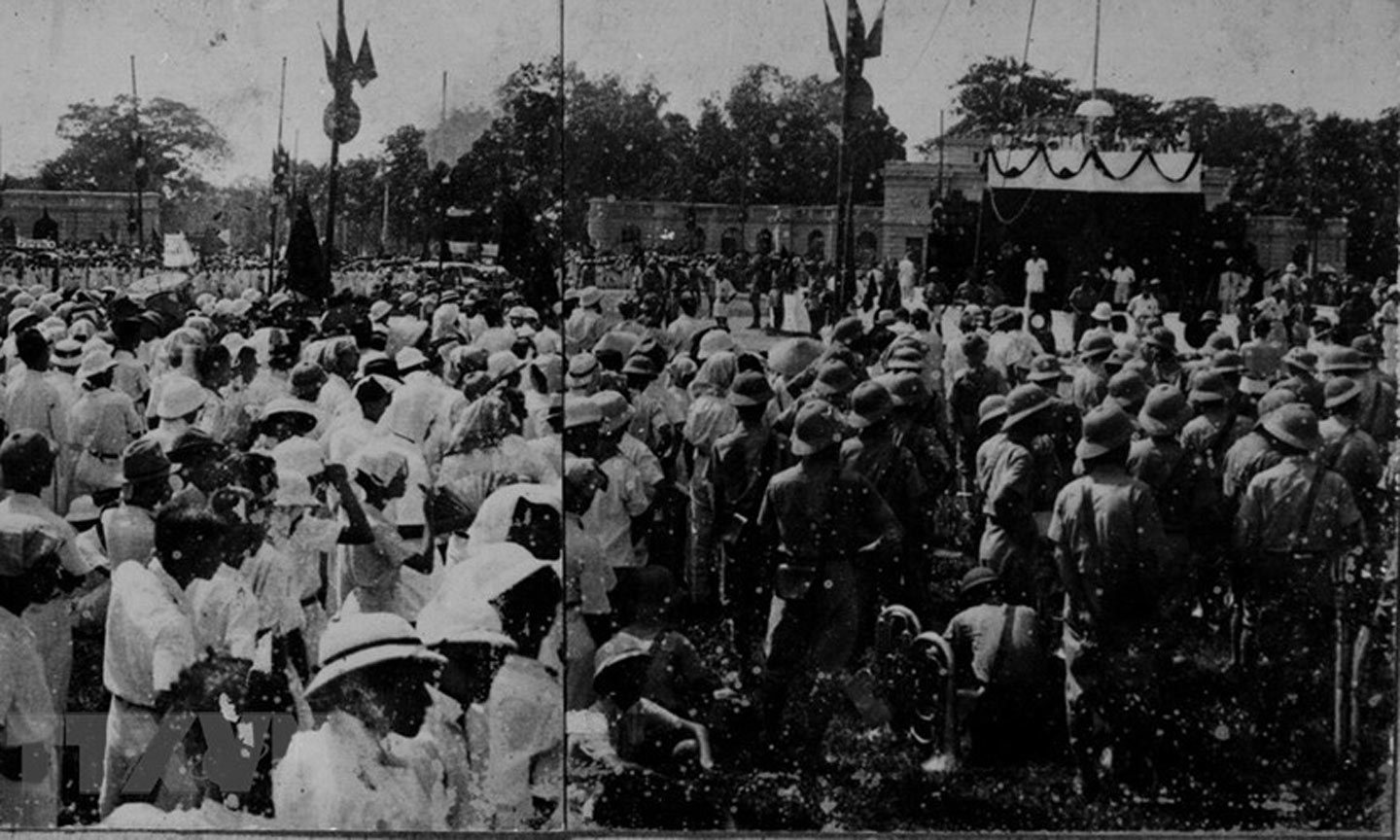 Đông đảo nhân dân tập trung tại vườn hoa Ba Đình nghe Chủ tịch Hồ Chí Minh đọc Tuyên ngôn Độc Lập ngày 2-9-1945. (Nguồn: Tư liệu TTXVN)