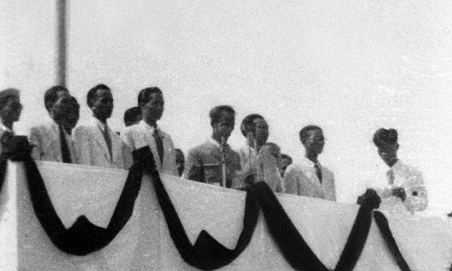 11- Chủ tịch Hồ Chí Minh và các đại biểu trên Lễ đài Độc lập. (Nguồn: Tư liệu TTXVN)