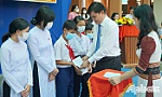 Đồng chí Nguyễn Văn Mười trao học bổng cho học sinh nhân dịp khai giảng năm học mới