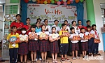 Báo Ấp Bắc trao 350 phần quà trung thu cho trẻ em huyện Tân Phú Đông