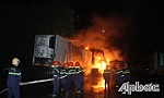 Nhiều tiếng nổ lớn, 3 xe container bị cháy rụi