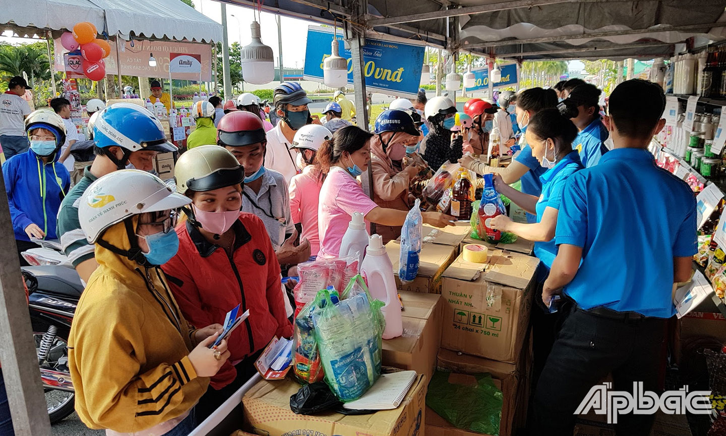 Đoàn viên, công nhân, viên chức, lao động lựa chọn mua sắm hàng Việt Nam từ chương trình “Phúc lợi cho đoàn viên Công đoàn”.