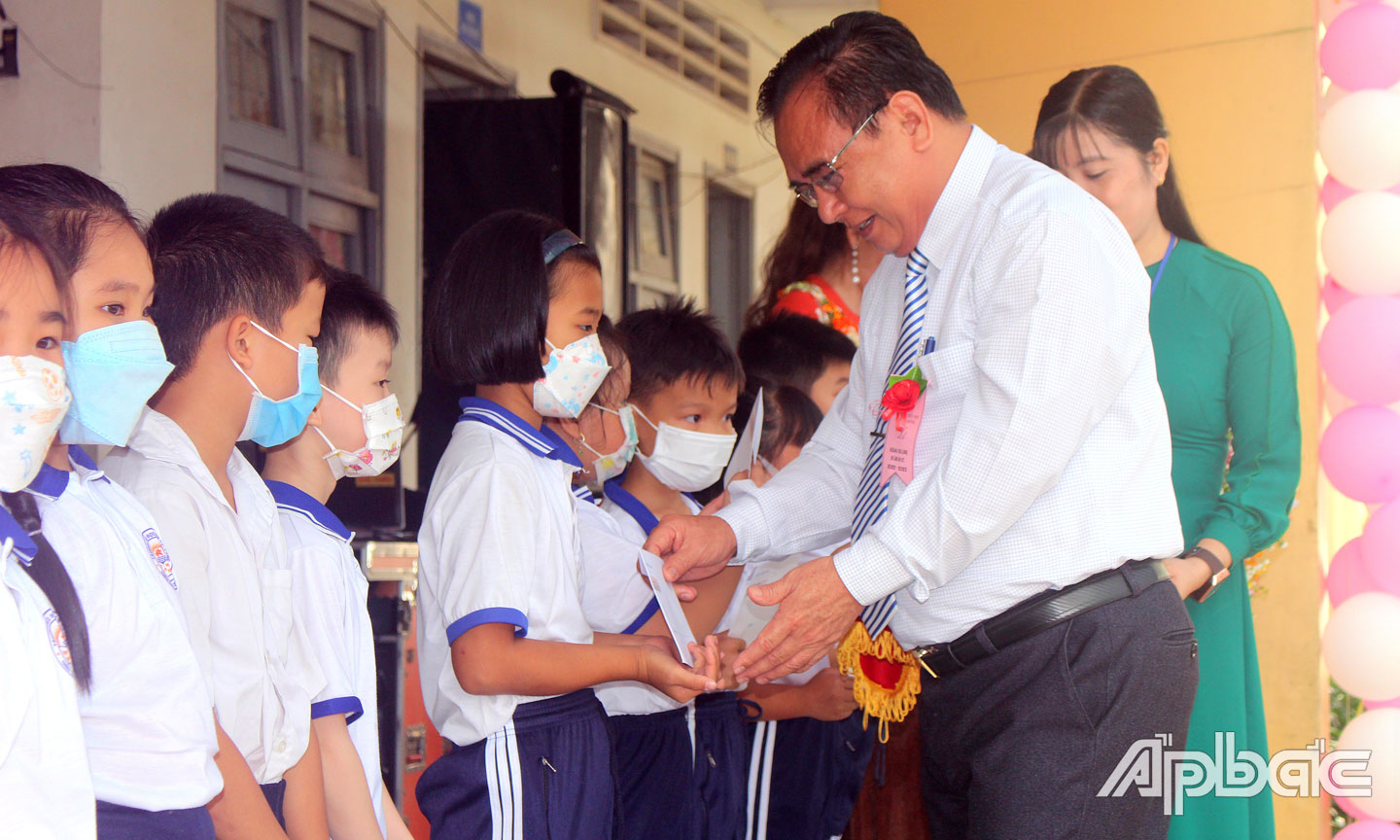 đồng chí Võ Văn Bình đã gửi tặng 20 suất học bổng cho các học sinh có hoàn cảnh khó khăn vượt khó học tốt