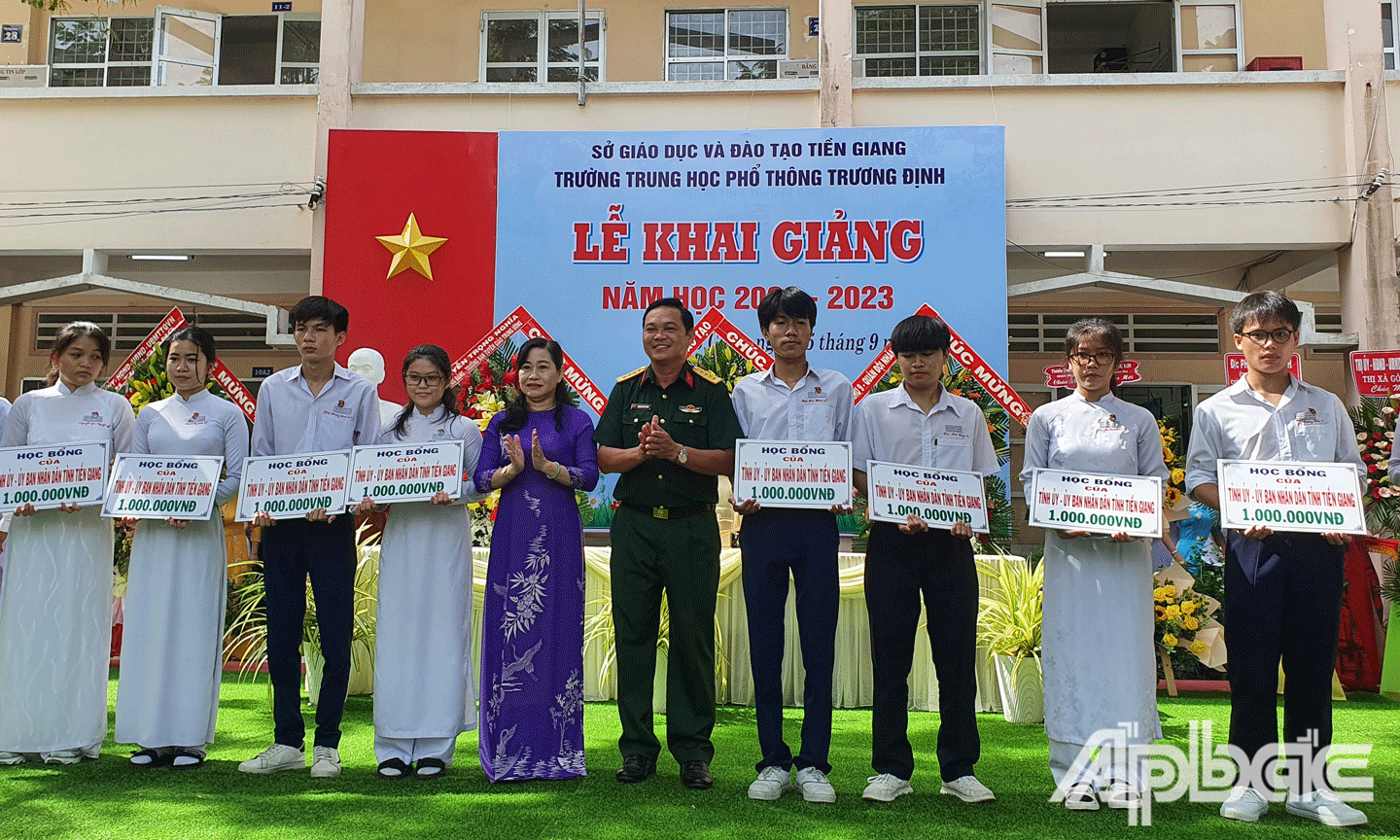 Đồng chí Châu Thị Mỹ Phương và đồng chí Phạm Văn Thanh trao học bổng cho học sinh. 