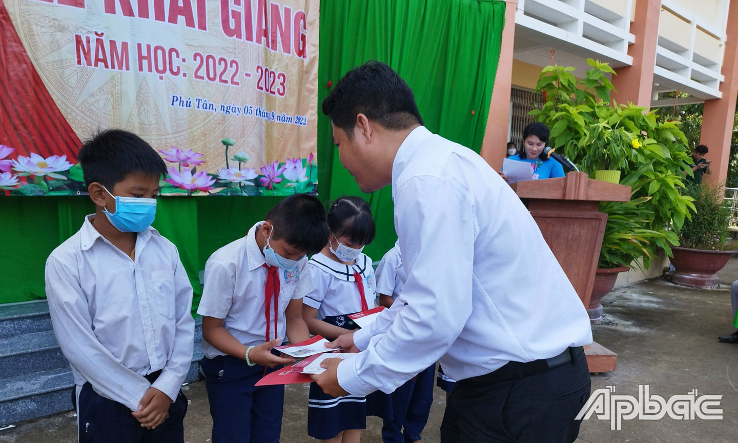 Đại diện Agribank huyện Tân Phú Đông trao học bổng cho các em học sinh Trường Tiểu học – THCS Phú Tân