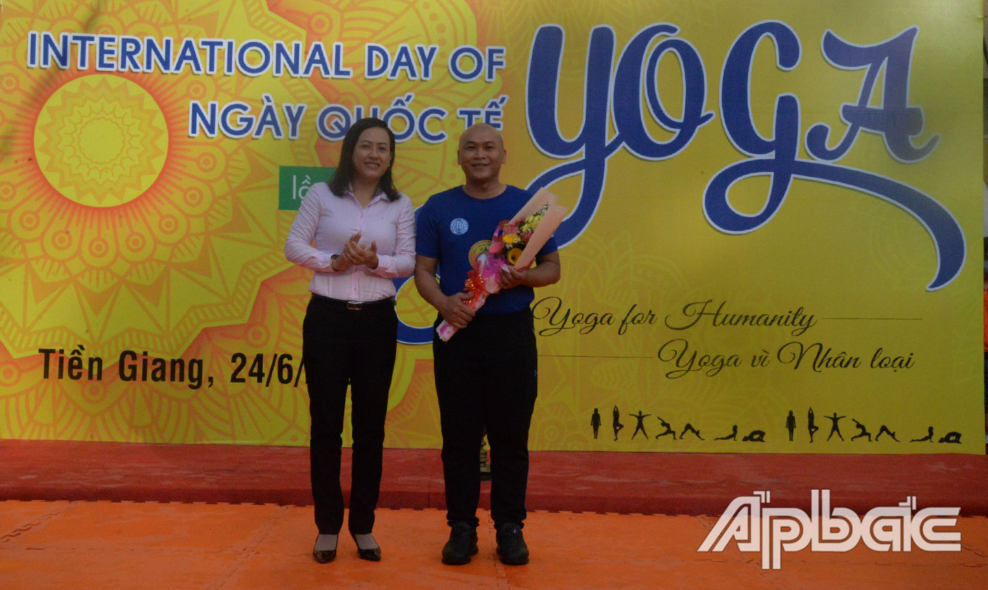 Phó Giám đốc Sở VHTT&DL Nguyễn Thị Kim Chi trao hoa cảm ơn sự hỗ trợ  của Ủy viên Ban Chấp hành Liên đoàn Yoga Việt Nam đối với sự phát triển  phong trào Yoga tại Tiền Giang.